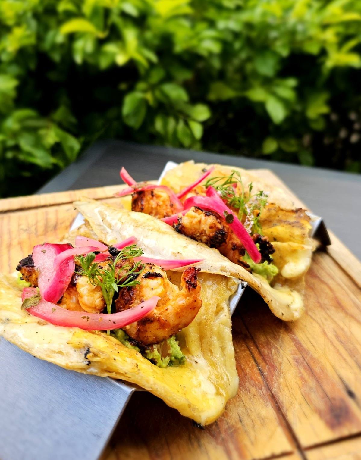 Tacos de camarón con costra de queso